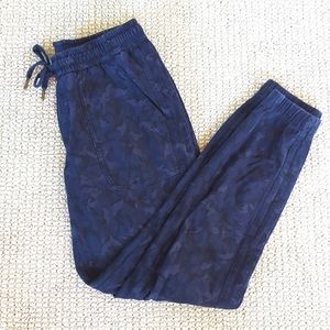 Athleta Women's (Navy) Blue Camo Farallon Jogger (Stratum Camo Navy)